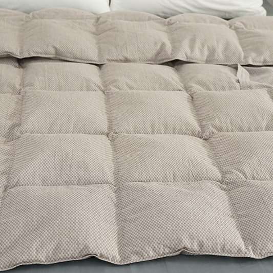 軽量コンパクトな持ち運べるダウンブランケット