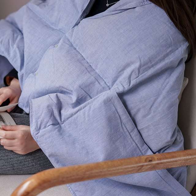軽量コンパクトな持ち運べるダウンブランケット